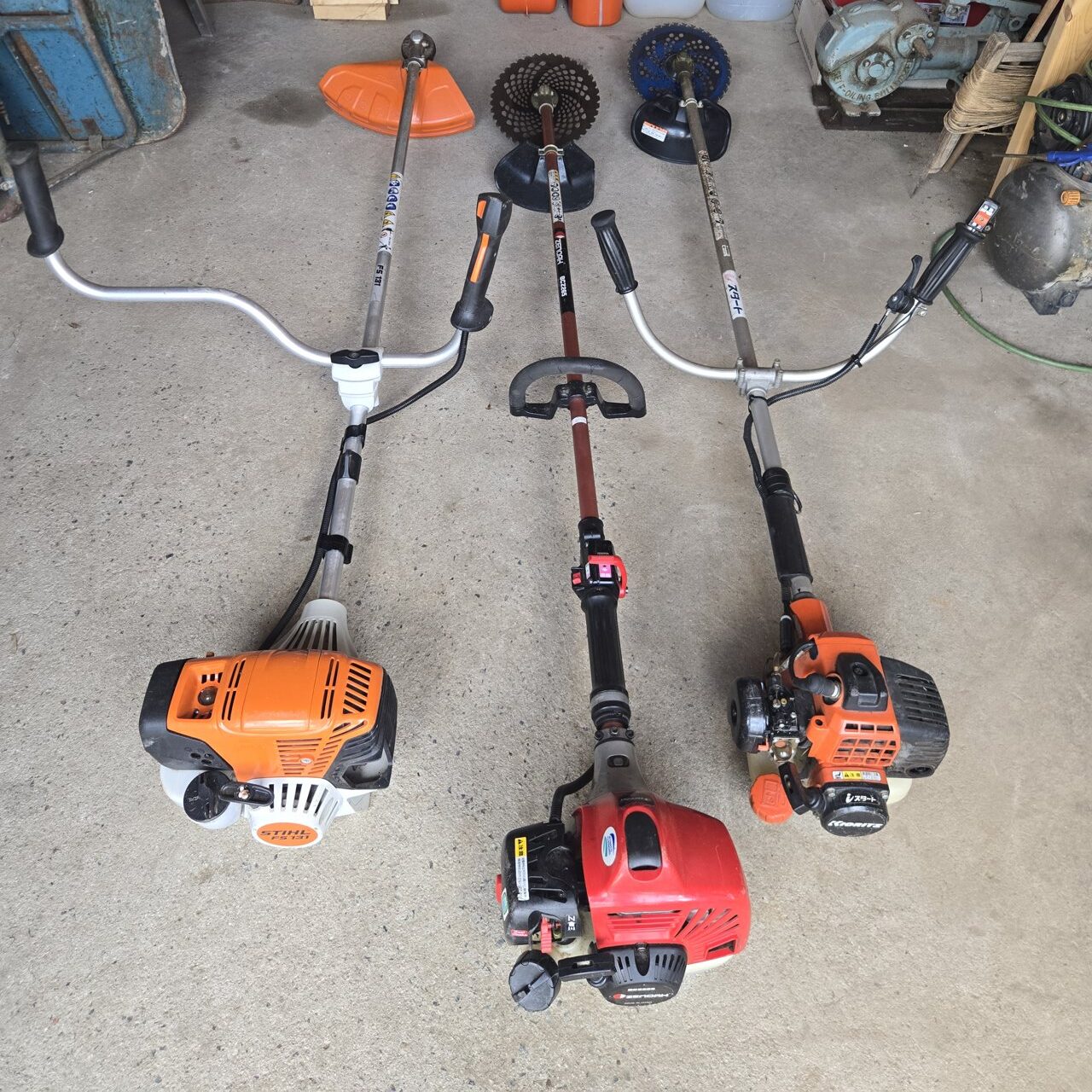 STIHL FS131・ゼノアBCZ265・共立SRE2650Gの草刈り機3台を並べた写真